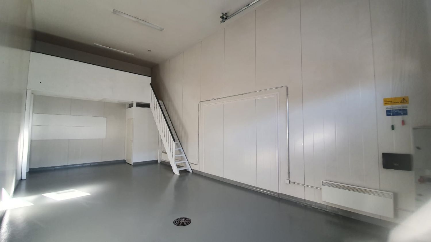 Ilvesvuoren Talliosakkeella monikäyttöinen varasto, autotalli, harraste-, toimitila 18. Tilassa valmiina varastotaso sekä wc.