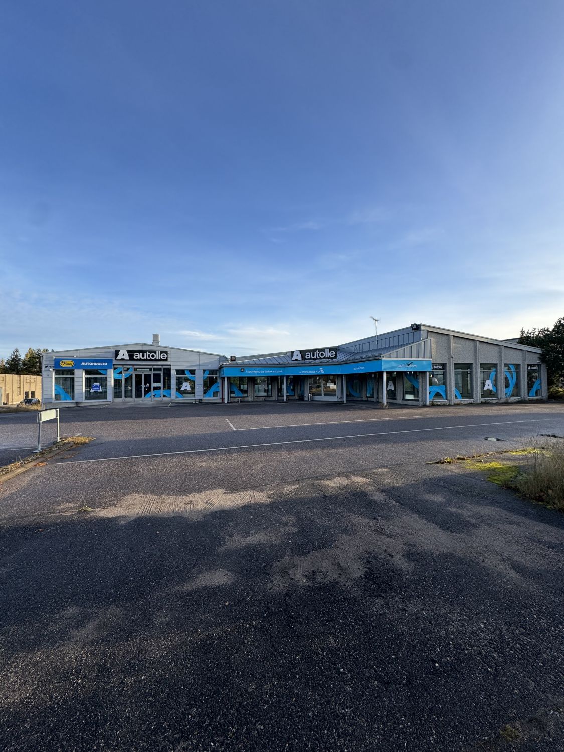 Vuokrataan Tuusulasta Sulan autoalan liikekeskittymästä vapautuva siisti liiketila.Liiketila on toiminut Autollecomin myymälänä. Liiketilaan kuuluu rengasvarasto johon käynti kiinteistön sivusta. Kuvissa näkyvä Autokuva 360 laite on mahdollista jättää tilaan. Tila sijaitsee näkyvällä paikalla ja so...