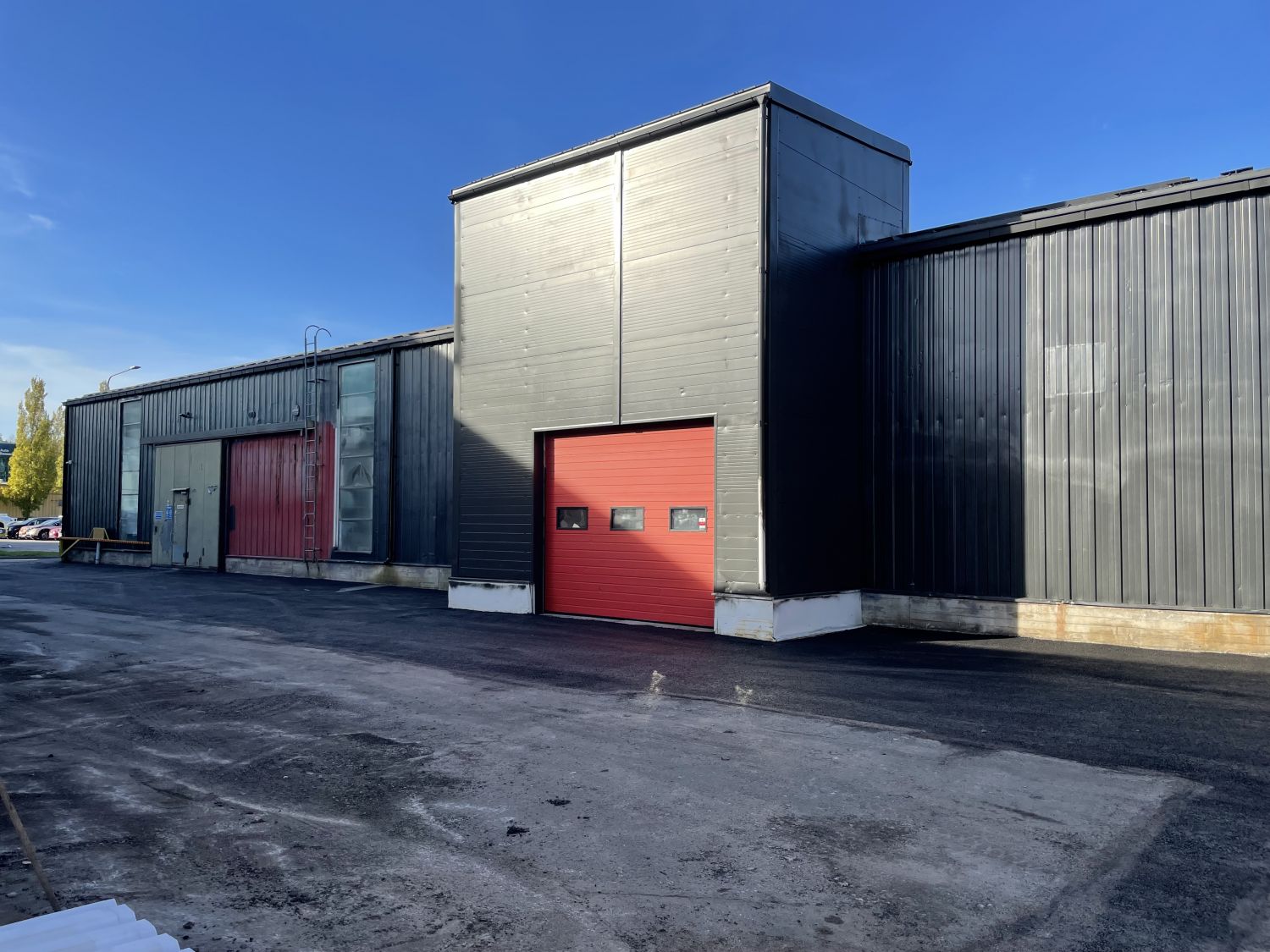 Vantaan Petikosta vapautuvaa korkeaa Varasto/ tuotantotilaa