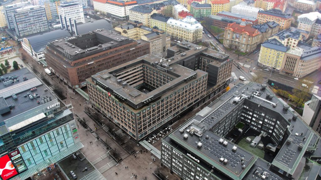 Tämä avara 498 m²:n toimitila sijaitsee rakennuksen toisessa kerroksessa, mutta tarjoaa oman sisäänkäynnin suoraan katutasosta – täydellinen näkyvyyden ja saavutettavuuden yhdistelmä. Korkeat huoneet ja runsas ikkunapinta-ala luovat valoisat, inspiroivat puitteet työskentelylle tai asiakaspalvelulle...