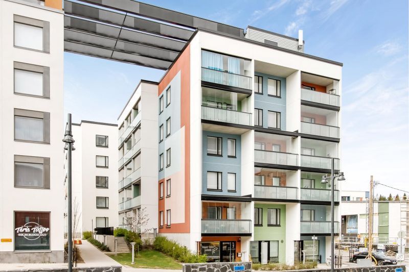 Asuintalon kivijalasta vuokrattavissa 60 m²:n liiketila. Avotila, oma wc-tila.Tila ei sovellu ravintolaksi.