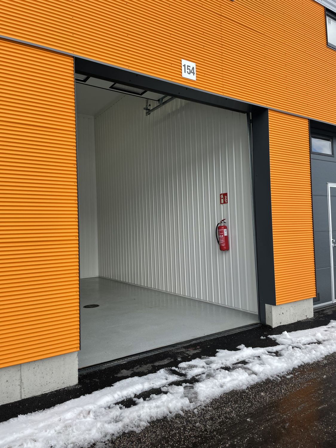 Tikkurilan Talliosakkeella monikäyttöinen päätyvarasto, autotalli, harraste-, toimitila 154.