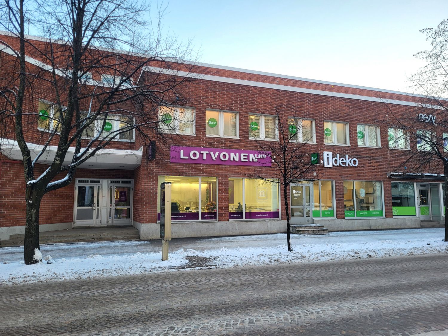 Vuokrataan hyvässä kunnossa oleva liiketila, joka soveltuu erinomaisesti myös toimistokäyttöön!
Isot näyteikkunat Uudell...