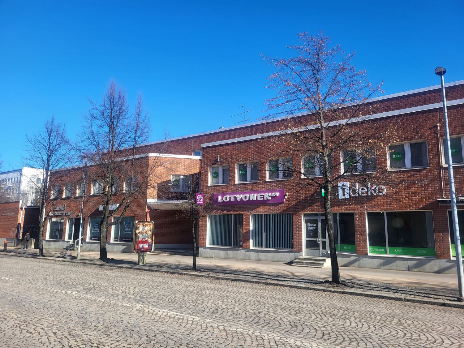 Vuokrataan hyvässä kunnossa oleva liiketila, joka soveltuu erinomaisesti myös toimistokäyttöön!
Isot näyteikkunat Uudell...