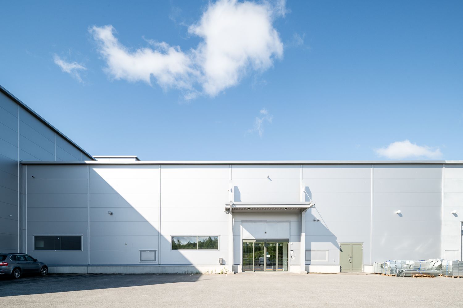 Kauppapaikka Hermannissa vuokrattavana laaja ja korkeatasoinen liiketila (901,5 m²) ensimmäisessä kerroksessa. Tila sove...