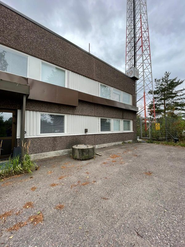 Vuokrataan Tuusulasta Sulantieltä vapautuva toimisto/työtila.Sopii hyvin esimerkiksi bändikämpälle.Tila vapautuu viimeistään 31.01.2026.