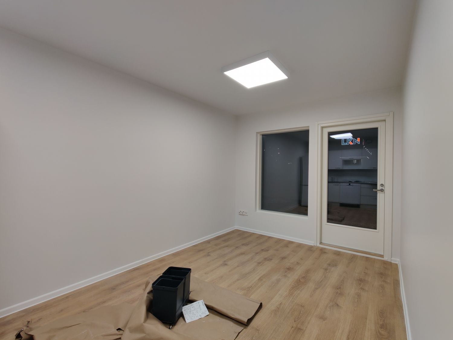 Valoisa ikkunallinen tila