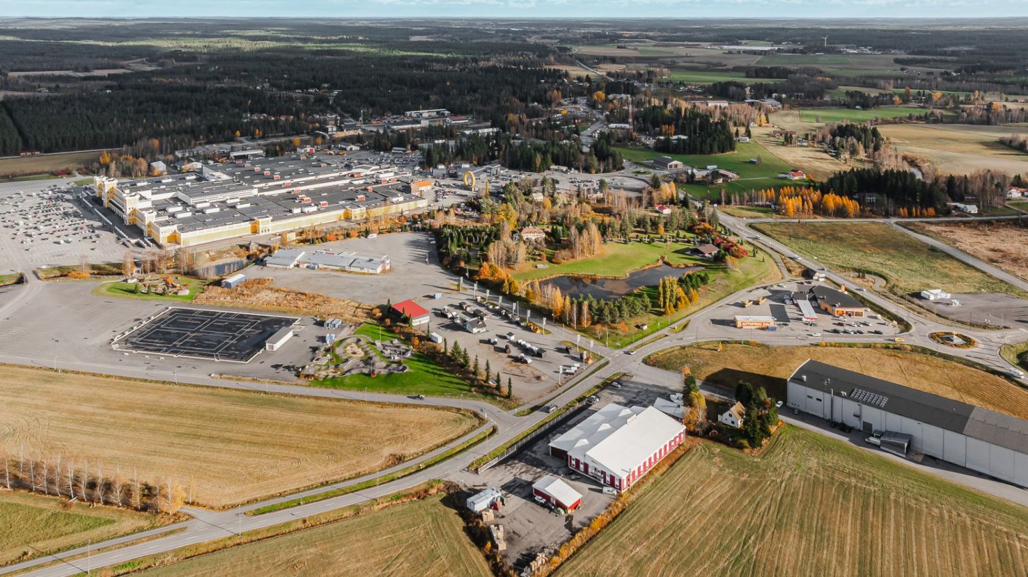 Rakenuspaikka vähittäiskaupan suuryksikölle.