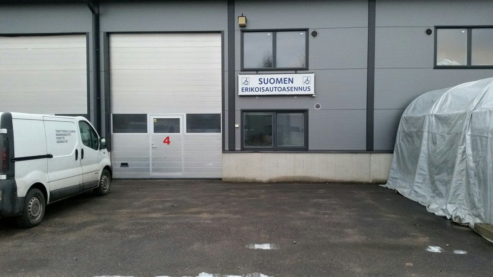 Vuokrataan Kelatie 2 osoitteesta n. 130 m2 tuotanto-/varastohalli, halli nro 6 sis. wc sekä minikeittiö. Hallissa kaivo. Lattialämmitys sähköllä.Hallin vapaa korkeus n 5 m. Nosto-oven korkeus 4,5 m. Lisätietoja: Mika Loppi p. 045 261 6555Lisää kohteita: www.premises.fiKohteella ei ole lain e...