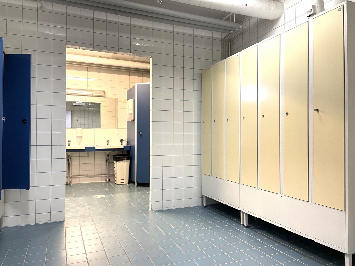 Pukuhuone ja suihkutilat