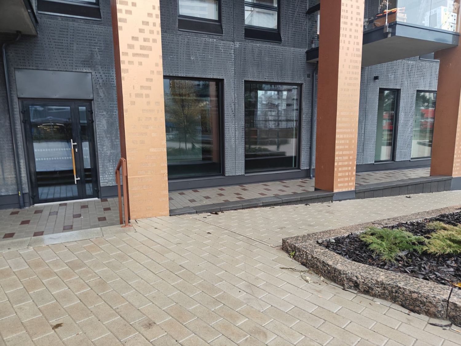 Vuokrataan Helsingin Vuosaaresta katutason 207 m² liiketila. Tämä kohde sijaitsee kasvavalla alueella, näyttävän tornitalon kivijalassa.Tilaan on kaksi sisäänkäyntiä, pääsisäänkäynti kadulta sekä toinen käynti autohallista.Kysy rohkeasti lisätietoja ja sovitaan käynti kohteella jo tänään!...