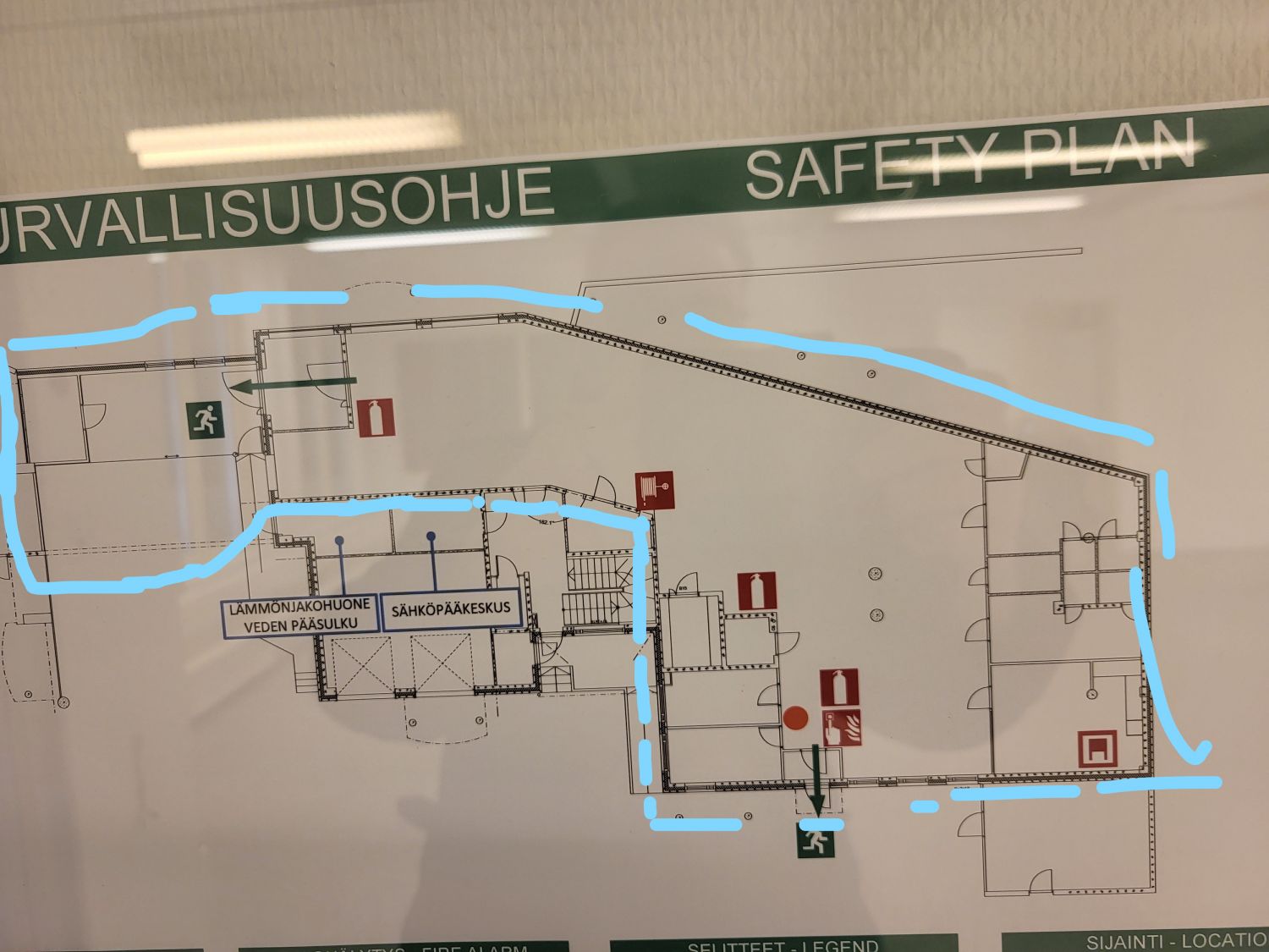 Keskeisellä paikalla oleva todella siisti toimitila.Oma lastauslaituri isollekkin autolle,isot pariovet ja katettu lastausalue.Iso yhtenäinen toimitila,lisäksi 2 täysin varusteltua toimistohuonetta ja keittiö/taukotila.4 wc ja kaksi isoa pukuhuonetta.Oma sisäänkäynti ja lastaus alue.
