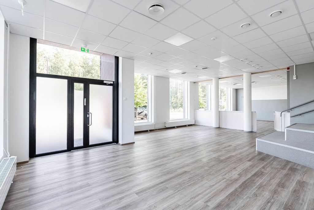 Päiväkoti-/toimistotilaa Tuusulan Hyrylässä.Tämä 442 m² tila sijaitsee asuinkiinteistön katutasossa. Kahden talon väliin jäävä suojaisa sisäpiha toimii päiväkodin omana piha-alueena. Tila sisältää monitoimitilan/salin, kaksi ryhmätilaa, sosiaali- ja peseytymistilat, keittiön ja toimistohuoneen. Ti...