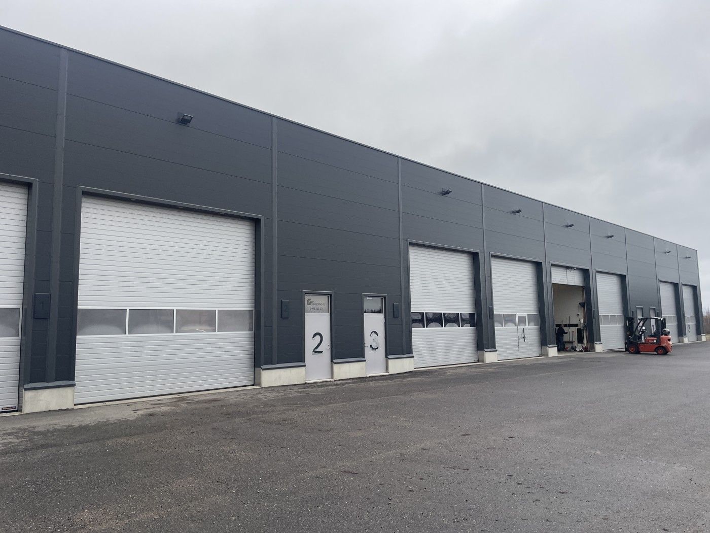 Vuokrattavana 108m² toimitilat Naantalin Luolalan teollisuusalueelta osoitteessa Prosessikatu 27, Naantali. Tilakokonaisuus joss siisti 6 metriä korkea halli ja pieni toimisto, jossa on pienoiskeittiö ja wc-tilat. Toimiston yläpuolella sijaitsee parvi. Hallissa on lattiakaivo ja sähköinen 5m x 5m ...