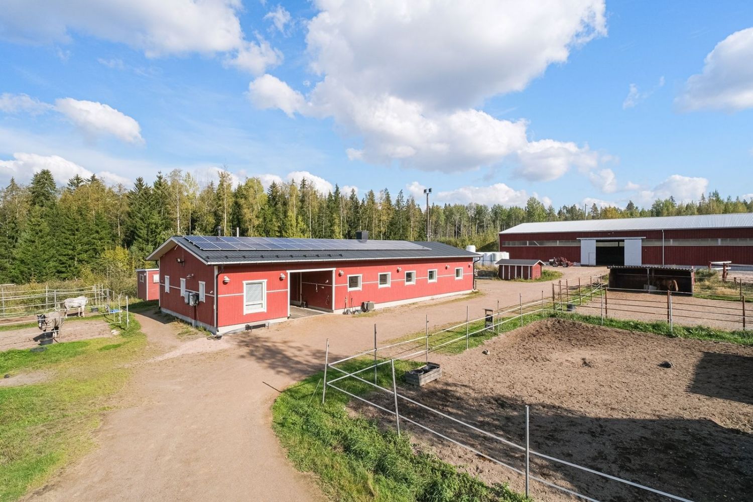 Pienyrittäjälle valmis Hevostila rakennuksineen