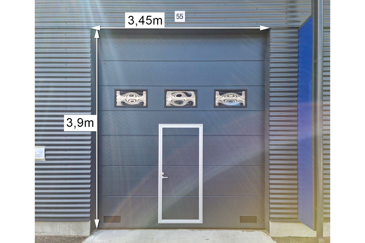 Sähköinen nosto-ovi ulkoa