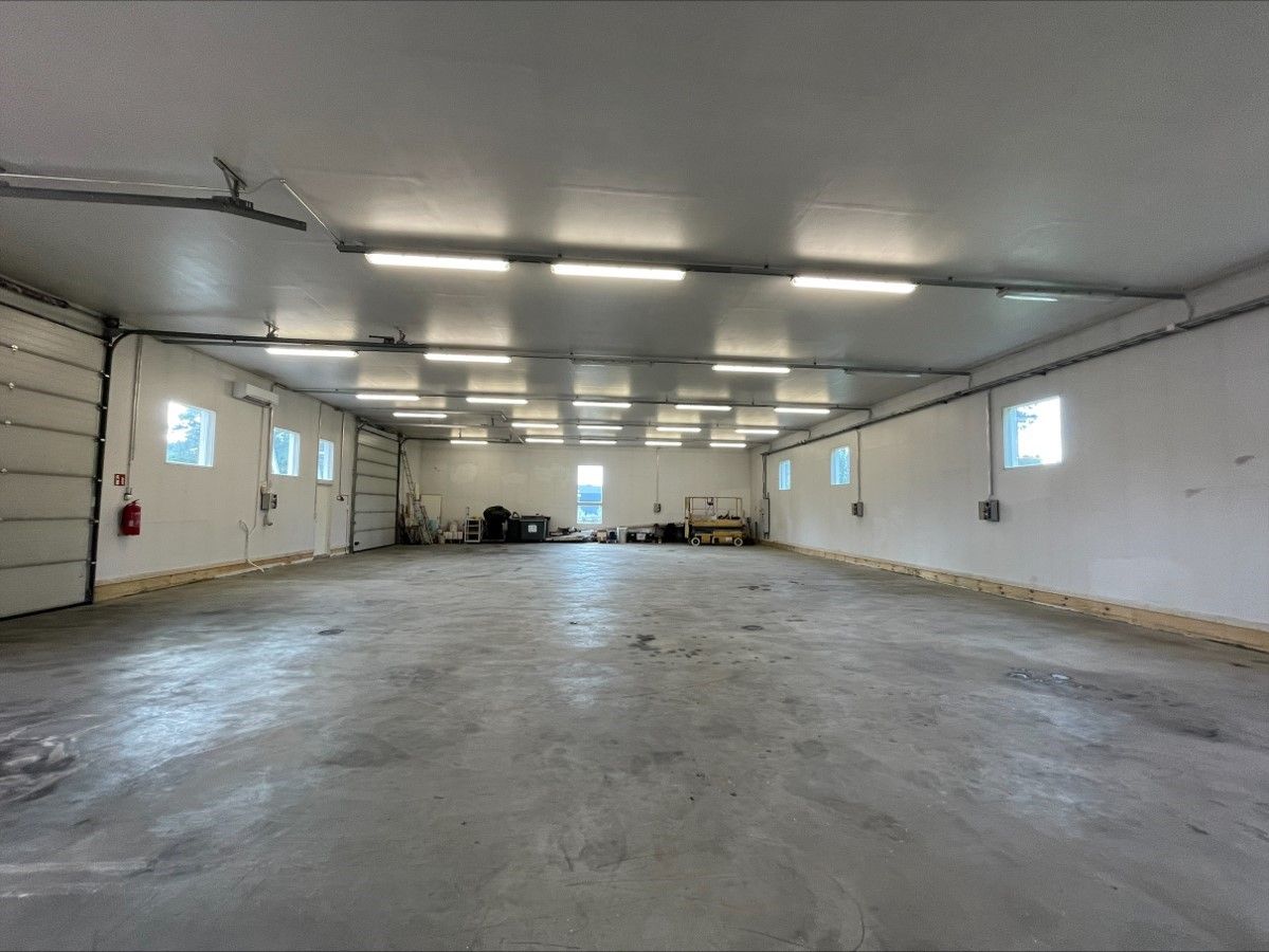 Vuokrattava tila on puolet tästä kuvan hallista.