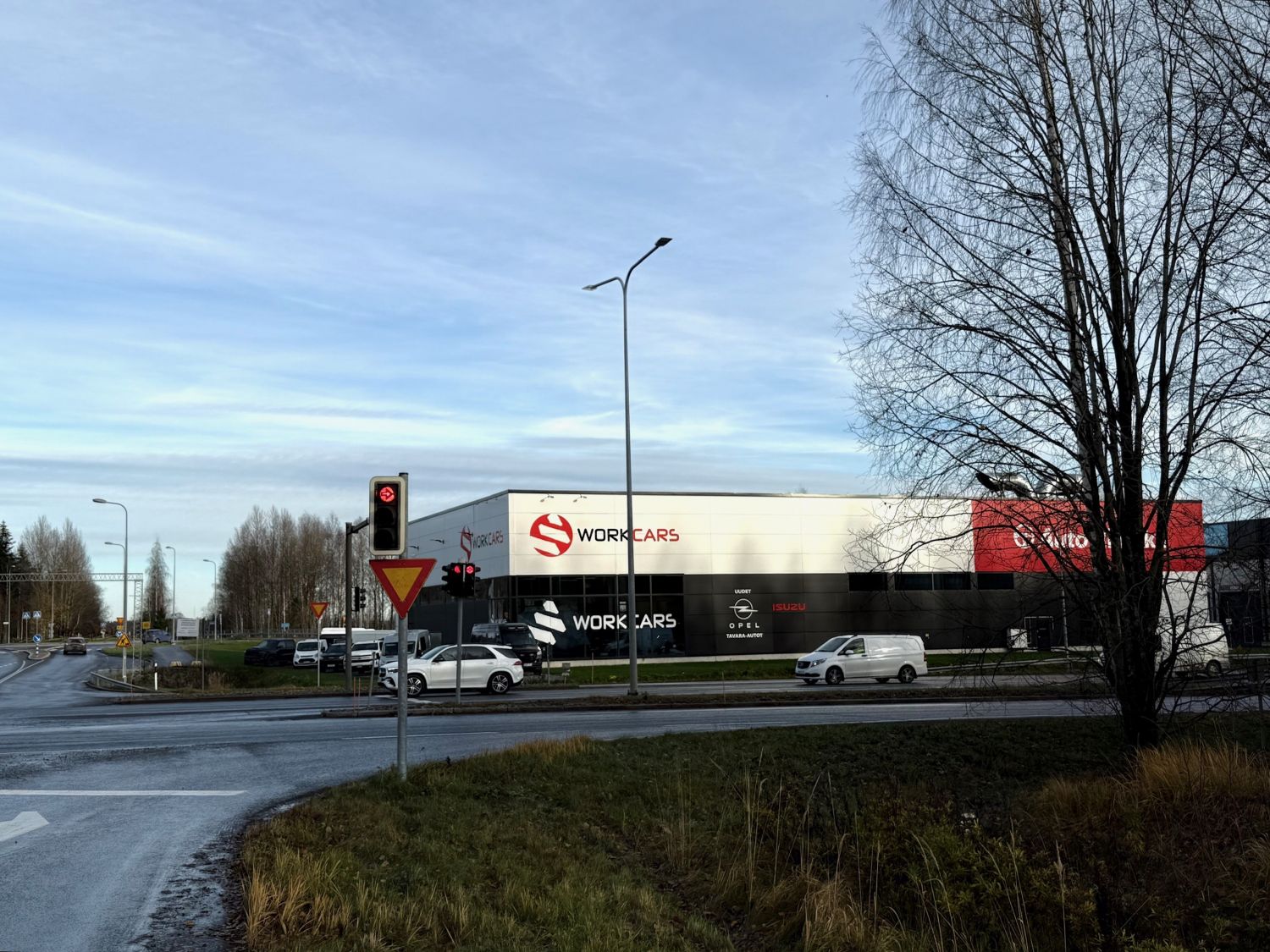 Vilkkaasti liikennöidyllä risteysalueella erittäin hyväkuntoista liiketilaa vapautumassaVaasantien varrella, n. 2 km Lielahdesta, Teivon ABC:n vieressä on vapautumassa autokaupalta hyväkuntoista ja nykyaikaista liiketilaa.Tila sijaitsee ABC:n puoleisessa kulmassa aivan Vaasantien varrella, joten ...