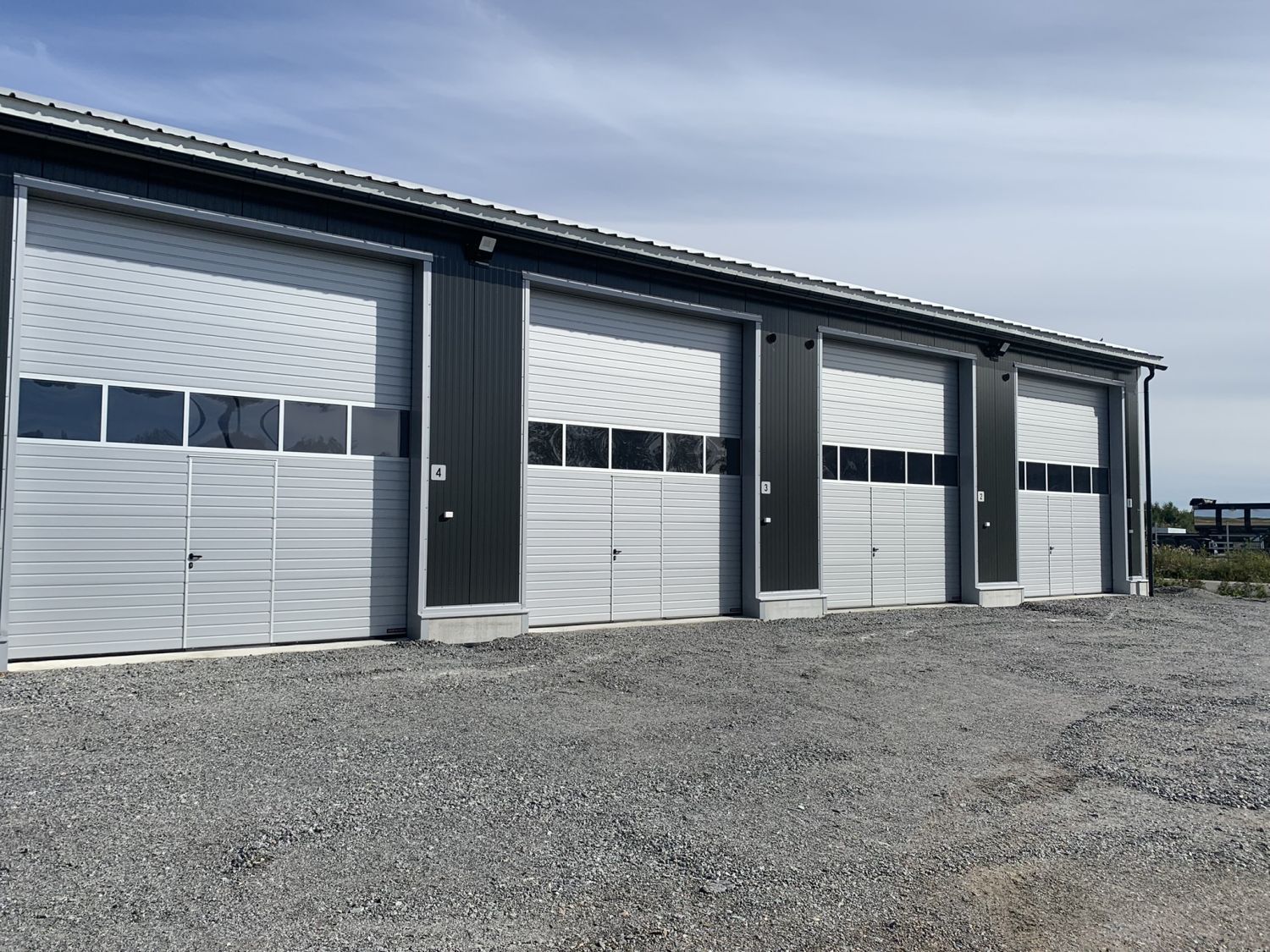 Monipuolinen halli + toimisto – Vapaa 2026 tammikuu100 m² lämmin hallitila + 32 m² valoisa toimisto toisessa kerroksessa.  Vaasan Suvilahdessa moottoritien varressa.