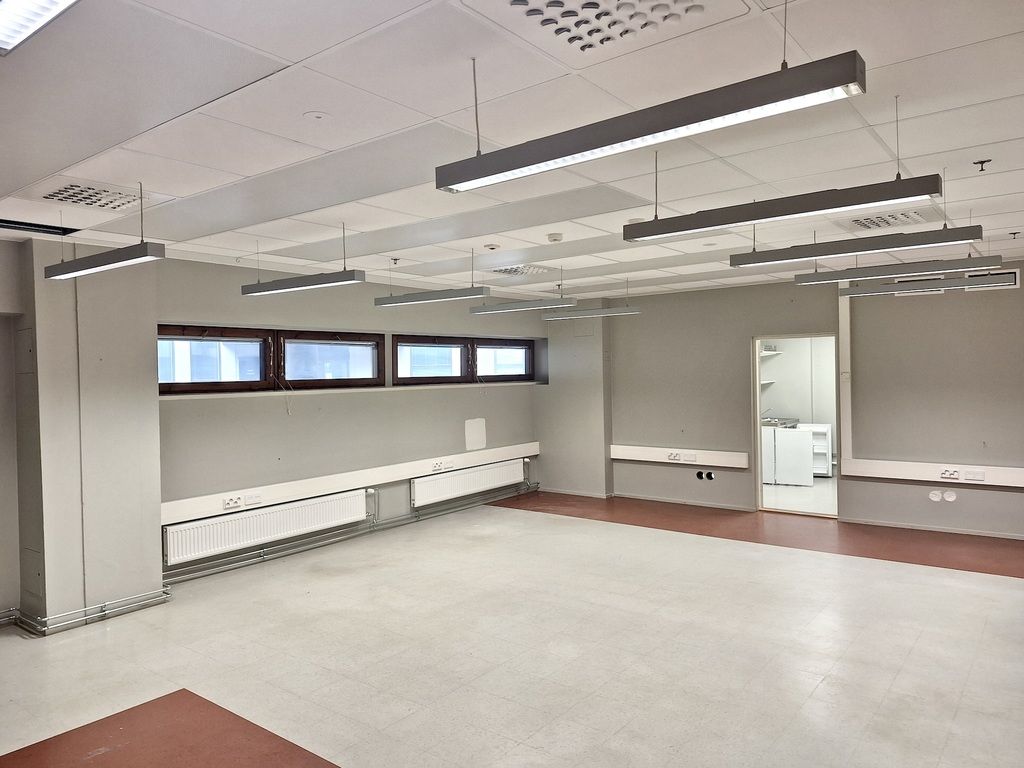 Vuokrattavana työ-/varastotilaa Etu-Töölössä.  Tämä 69 m² monikäyttöinen toimitila sijaitsee kiinteistön sisäpihalla, katutasossa. Arkadiankatu 23 sijaitsee Helsingin Etu-Töölössä monipuolisten palveluiden äärellä. Kiinteistössä on lounasravintola ja läheltä löytyy runsaasti myös muita ravintola...