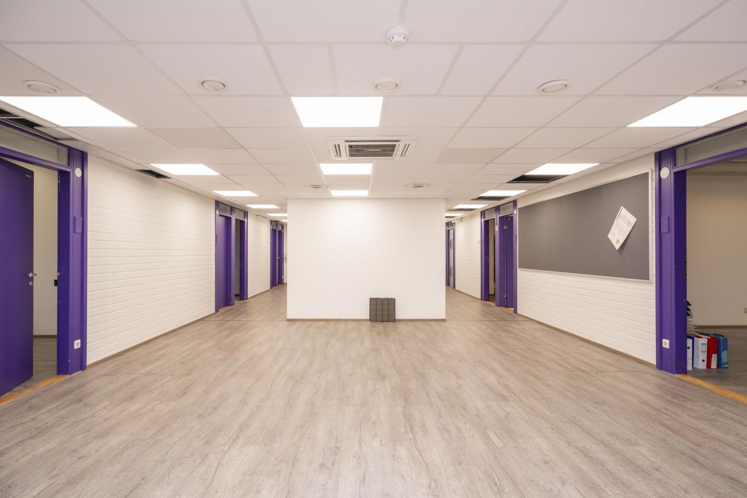 Tampereen ydinkeskustasta tämä koko yhtiön kolmannen kerroksen kattava n. 360m2 toimistohuoneisto on vapaa uudelle toimijalle! Tila koostuu isommista ja pienemmistä toimistohuoneista, aulasta, keittiöstä, vessoista ja varastosta. Vuokranantaja on valmis suorittamaan tilassa muutostöitä vuokralaise...
