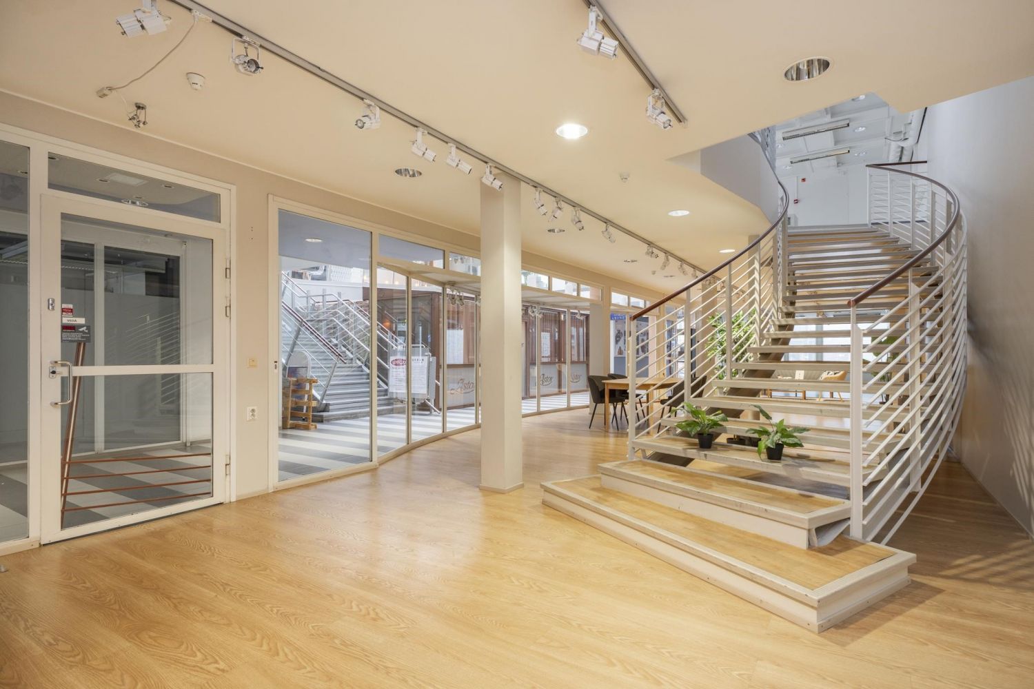 Tampereen ydinkeskustasta tämä kaksitasoinen liiketila kauppahallin korttelikäytävän varrelta on heti vapaa uudelle toimijalle!Liiketilan alakerta on avointa liiketilaa kauppakäytävän varrella, isot lasiikkunat koko käytävän mitalta. Kaarevat portaat johtavat yläkertaan jossa on yksi vessa. Vuok...