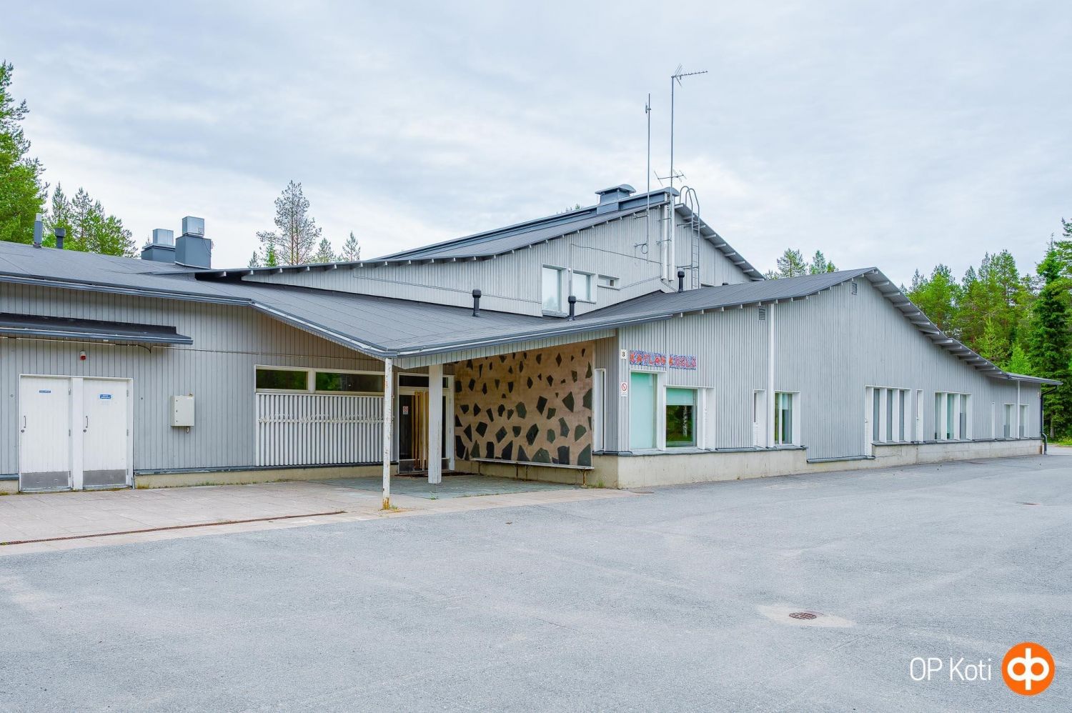 Nyt tarjolla koulukäytössä ollut kohde Pohjois-Kuusamon Käylässä! Sijainti on erityisen hyvä ainutlaatuisen kauniin luonnon äärellä kansallispuistojen, monipuolisten vesistöjen  sekä ympäröivän vireän kylän palveluiden ja tapahtumien äärellä. Arkkitehtuuriltaan ilmeikäs rakennus tarjoaa monipuoliset...