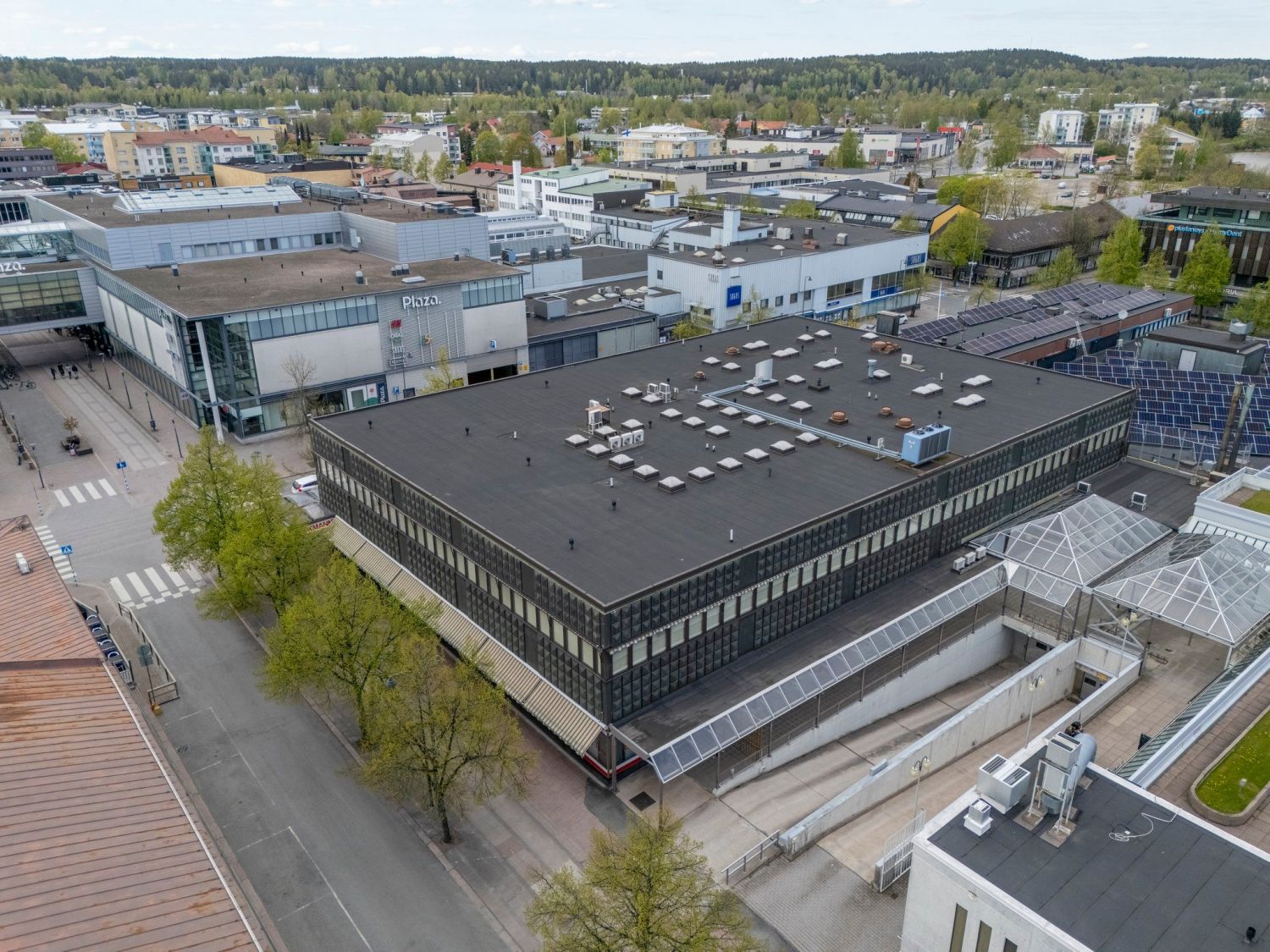 Merkittävin osin vuokrattuja tiloja. Myydään tarjousperustein.Kiinteistövero 2025: 13 875,72 €Kaukolämmön kulut 2024: 28 329,39 €Erinomaisella sijainnilla, aivan kaupungin ydinkeskustassa, pääkadun varrella. Yläkerrassa vielä vapaata, peruskunnostettua toimistotilaa. OLE YHTEYDESSÄ VÄLITTÄJÄÄN ...