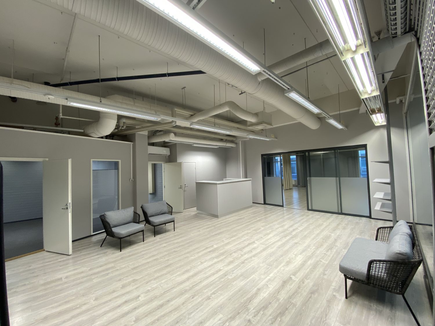 Toimitila lähellä yhtä Torikeskuksen sisäänkäynneistä. Kauppatilaksi ja toimistoksi helposti. 