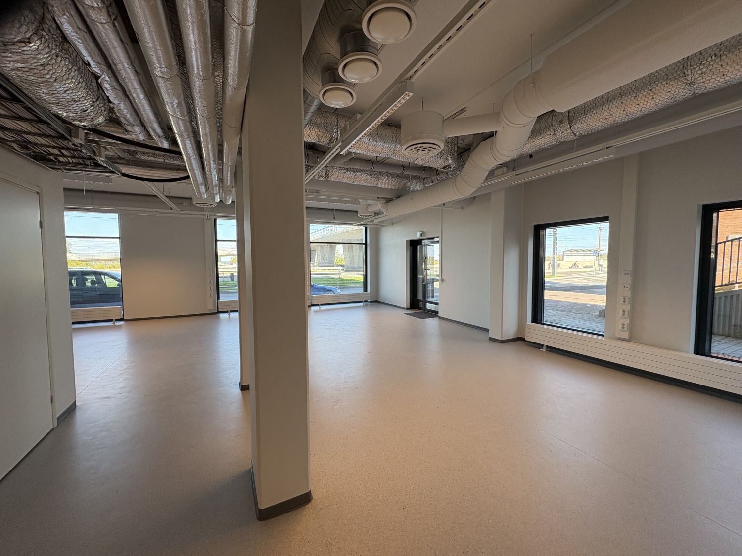 Tämä valoisa ja uutta vastaava tila odottaa vuokralaisia Santalahdessa. Katutason 186 m² tila pitää sisällään kaksi sisäänkäyntiä, oman ilmanvaihtokoneen ja hyvin varustellun keittiön. Tästä saat mainiot tilat toimistolle, myymälälle tai vaikka kahvilalle. Tämä tila sijaitsee hyvien yhteyksien varre...