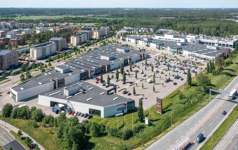 Nyt vuokrattavissa korkeaa liiketilaa Vantaanportin Retail Parkissa. Tilassa runsaasti avonaista myymälätilaa, useita to...