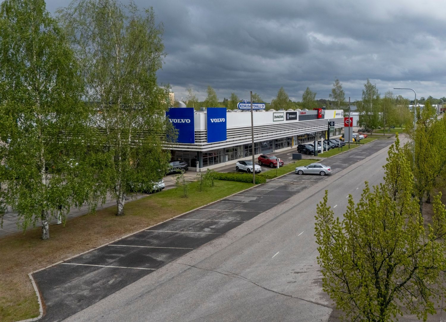 Tuotanto-, varasto- ja liiketiloja 3225 m².Vuokrattu.Myydään tarjousperustein.Kiinteistövero 2025: 5 698,58 €Erinomaisen hyvällä sijainnilla, hyvin tasokas autoliike/korjaamokiinteistö, suuret pihat, merkittävä lisäärakennusoikeus, e=1,0. Ainutlaatuinen kohde, kannattaa tutustua.TILAA ESITE JA ...