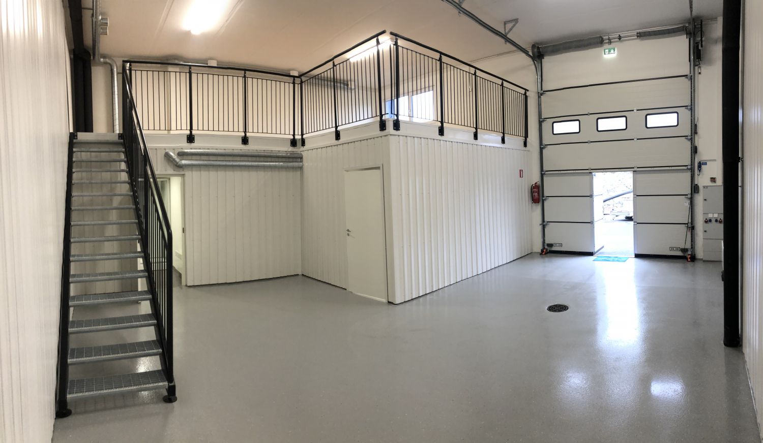 Suositulta Pitkälahden Talliosakkeelta Kuopiossa monipuoliset puitteet tarjoava hallin kulmassa sijaitseva yritystila 39...