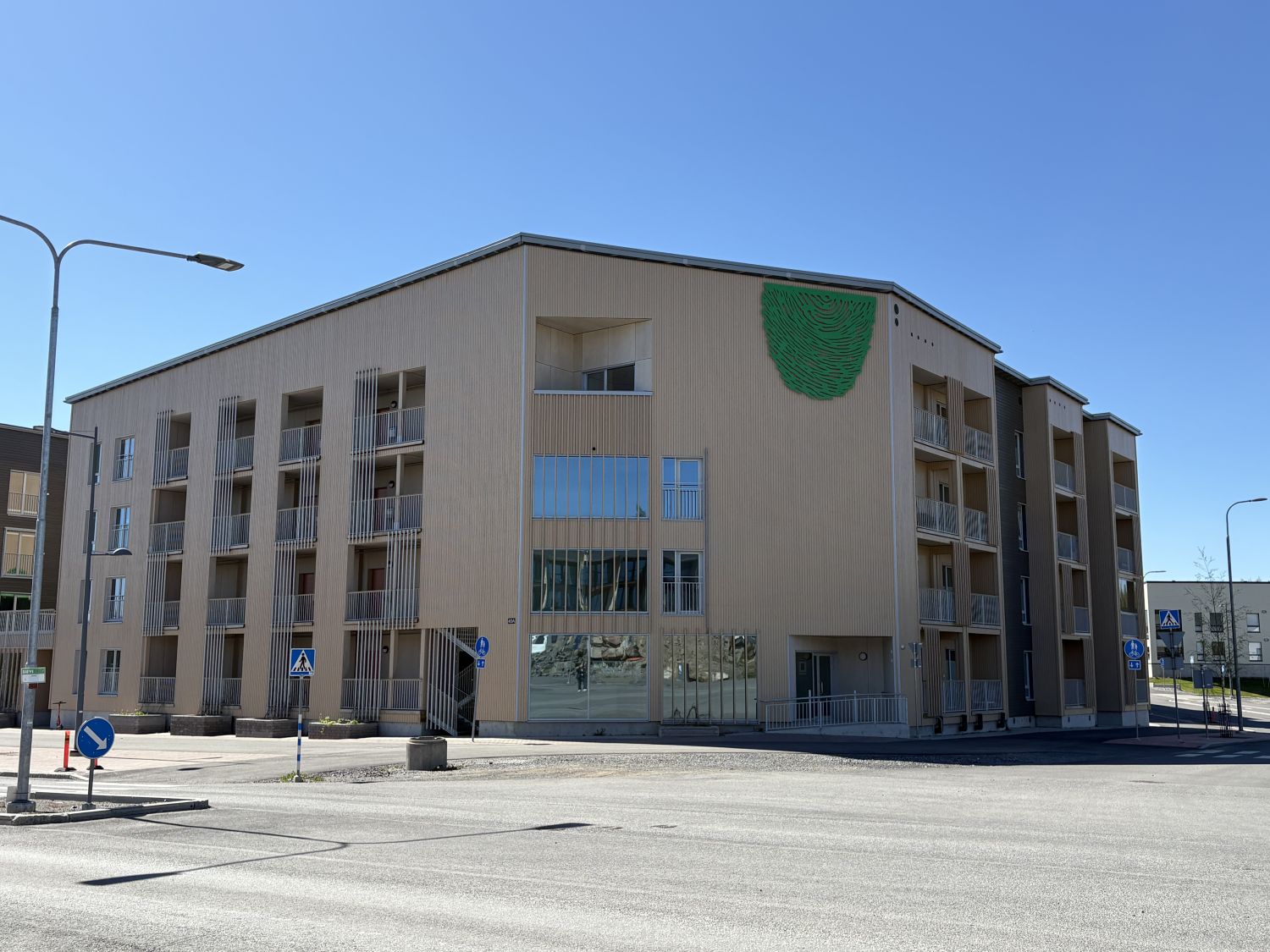 Valoisa ja uutta vastaava toimistohuoneisto 60 m²  Vuoreksesta. Tämä tila tulvii valoa isoista ikkunoista ja tarjoaa omistajalleen viihtyisän toimisto/liiketilan yhtiön 2. kerroksesta. Mukavuutta lisää pieni keittiö sekä suihku/wc- tilat. Huoneistoon kuuluu autopaikka yhtiön pysäköintialueelta ja ka...