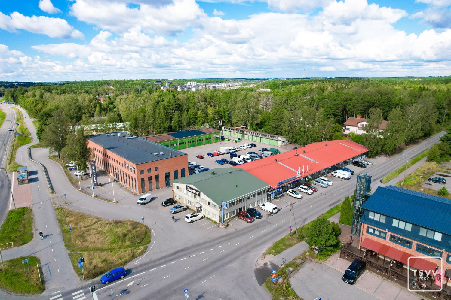 Etsitkö toimivaa tuotantotilaa loistavalla sijainnilla? Piispanristintie 2:ssa, Kaarinan Piispanristin alueella, sijaitsee myynnissä oleva tehdas, joka tarjoaa erinomaiset puitteet monenlaiseen liiketoimintaan. Tämä yksikerroksinen, 620 neliömetrin kokoinen tehdasrakennus on ihanteellinen valinta yr...