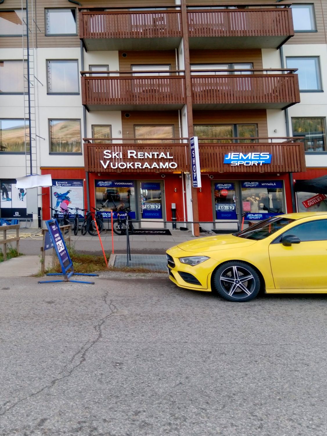 Ylläksen huippupaikalla – Gondolihissin vieressä monikäyttöinen liiketila!Aivan Ylläsjärven hiihtokeskuksen ytimessä, Ski Chalets Ylläs -yhtiössä (rak. 2008), sijaitsee tämä tilava (92 m2) ja muunneltava liiketila, joka tarjoaa erinomaiset puitteet monenlaiseen liiketoimintaan. Sijainti on yksi al...