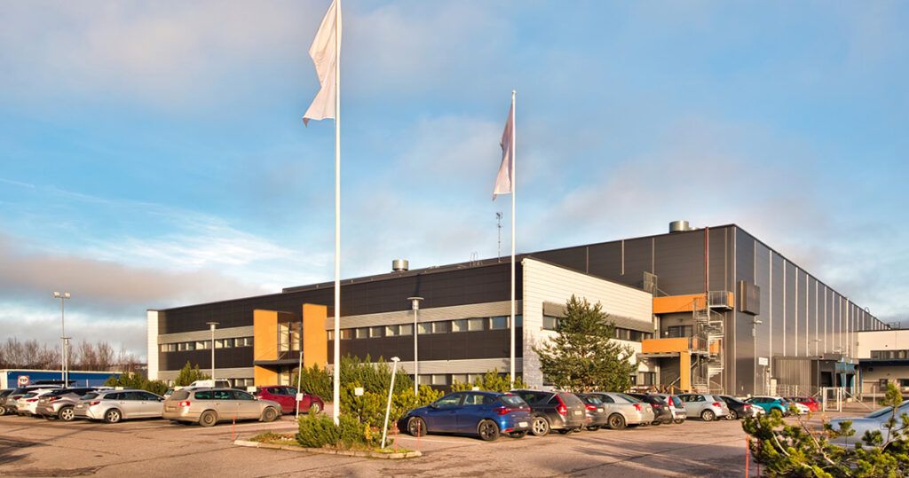 Tuusulan hyvältä sijainnilta varasto- ja logistiikkatilaa yhteensä 8073,5 m². Tilan korkeus vaihtelevasti noin 5 metriä. Tämän lisäksi kiinteistössä on vapaana toimistotilaa yhteensä n. 1000 m². Logistiikkatilan lisäksi kiinteistössä on yhteiskäyttötilaa 682 m²