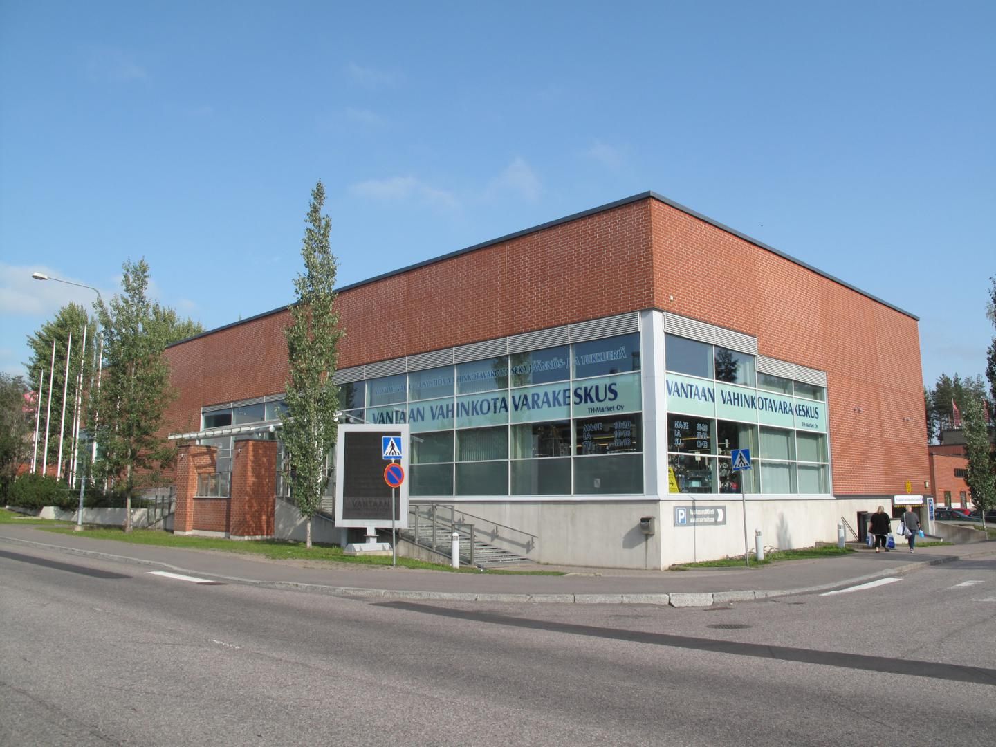 Porttikaari 2, Vantaa – 3 250 m² myymälä-/varastotilaa + autohalli, erinomainen sijainti