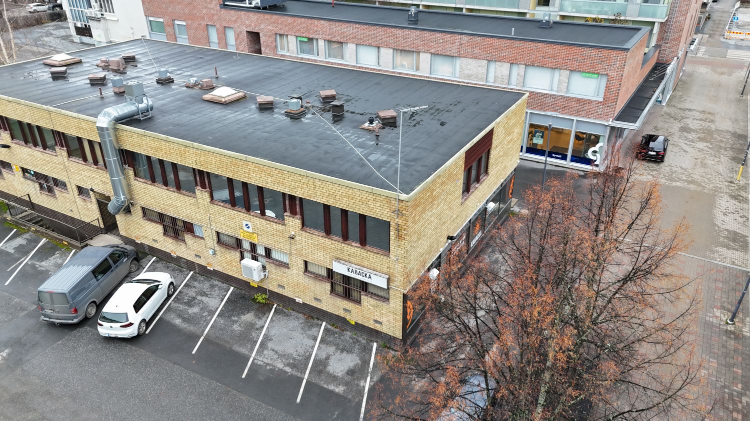 Tälle tilalle osoitettu 4 kpl parkkiruutuja rakennuksen sivulla