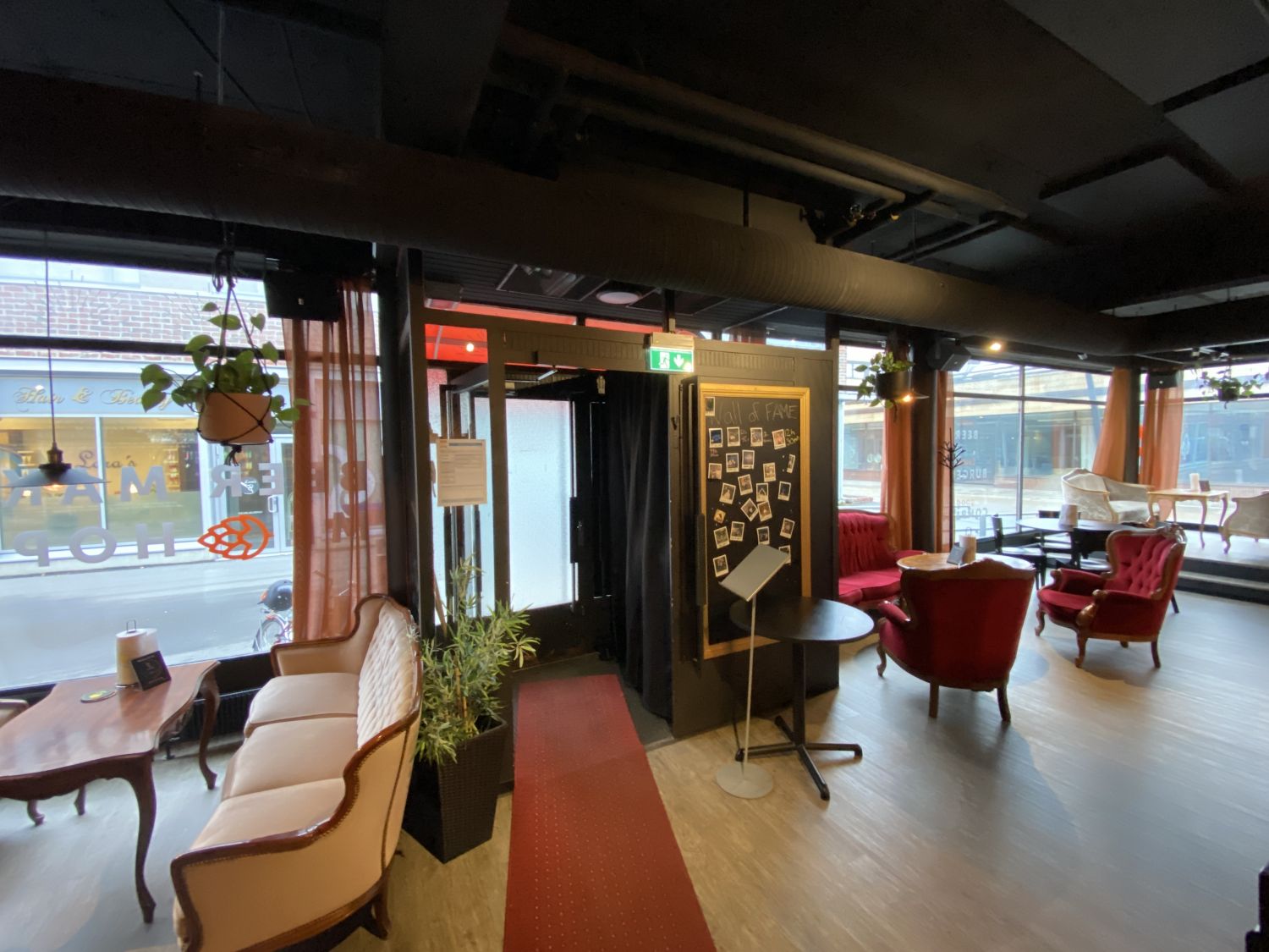 Pääsisäänkäynti