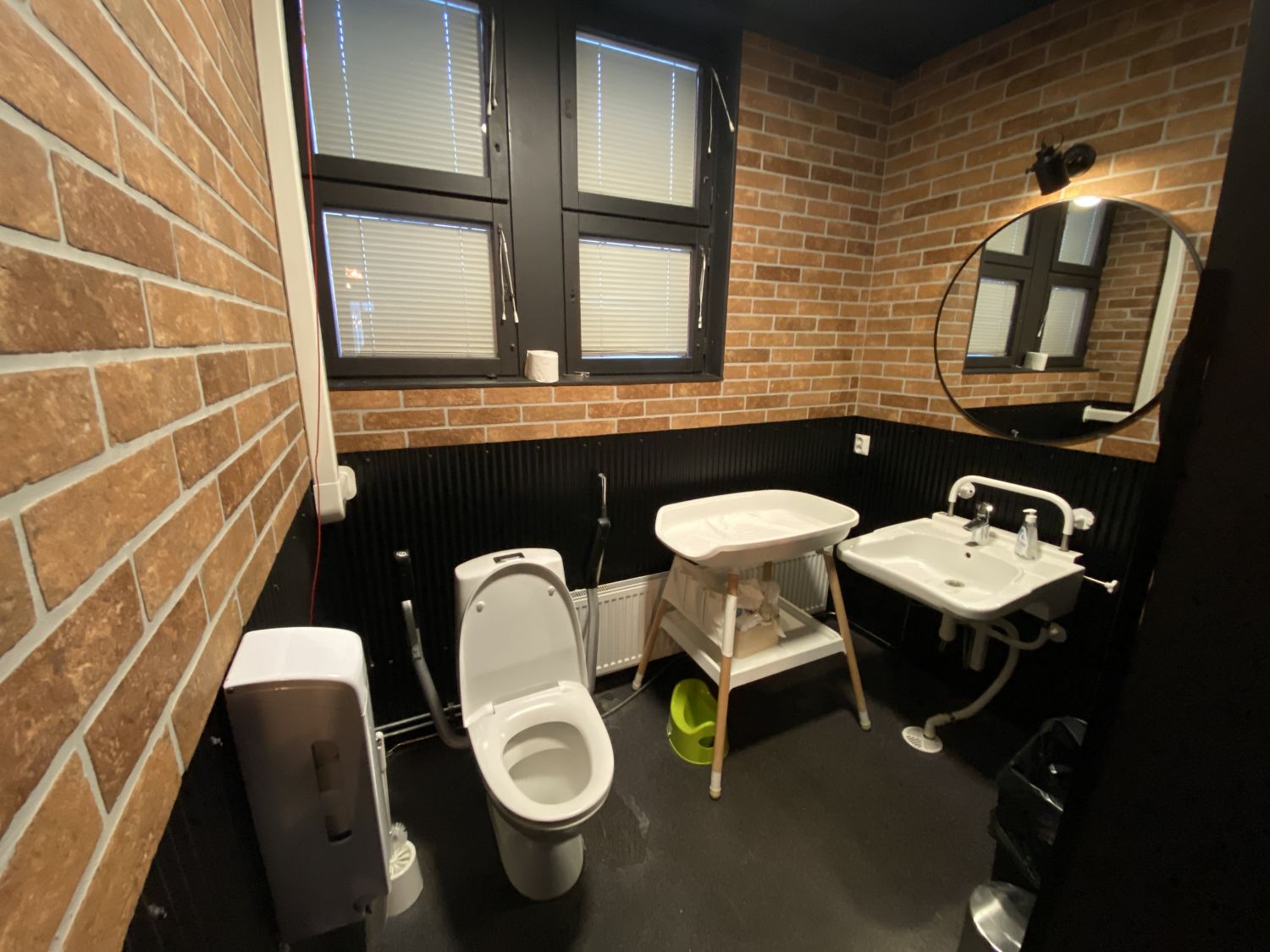 Inva-wc / vaipanvaihto