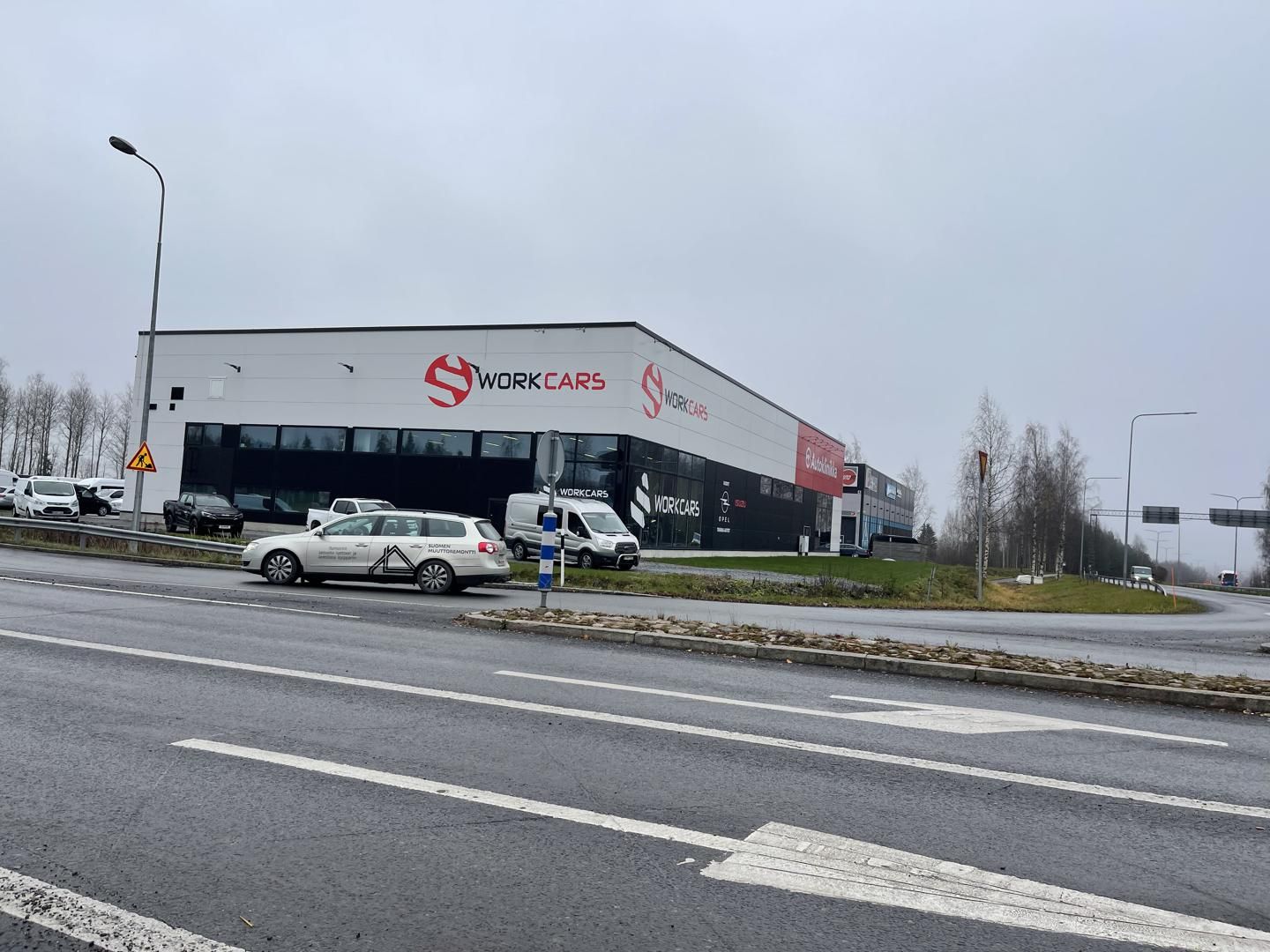 700 m2 liiketilaa autoliikkeelle ja monelle muulle