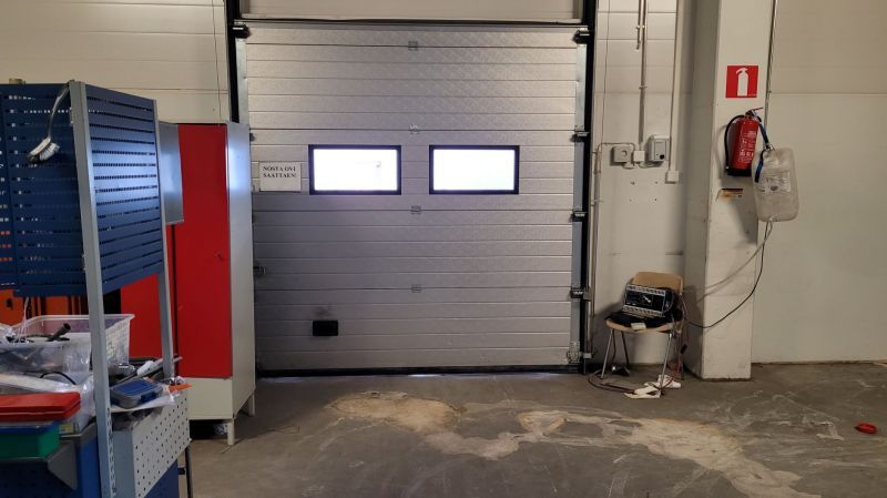 lähettämö/vastaanotto nosto-ovi