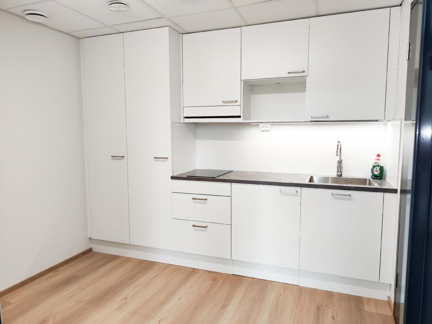 Liiketilassa lisäksi erillinen keittiö ja kylpyhuone.