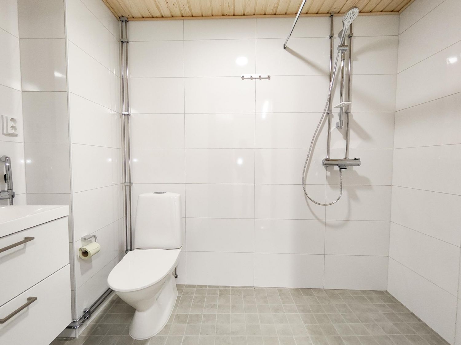 Kylpyhuone suihkulla.