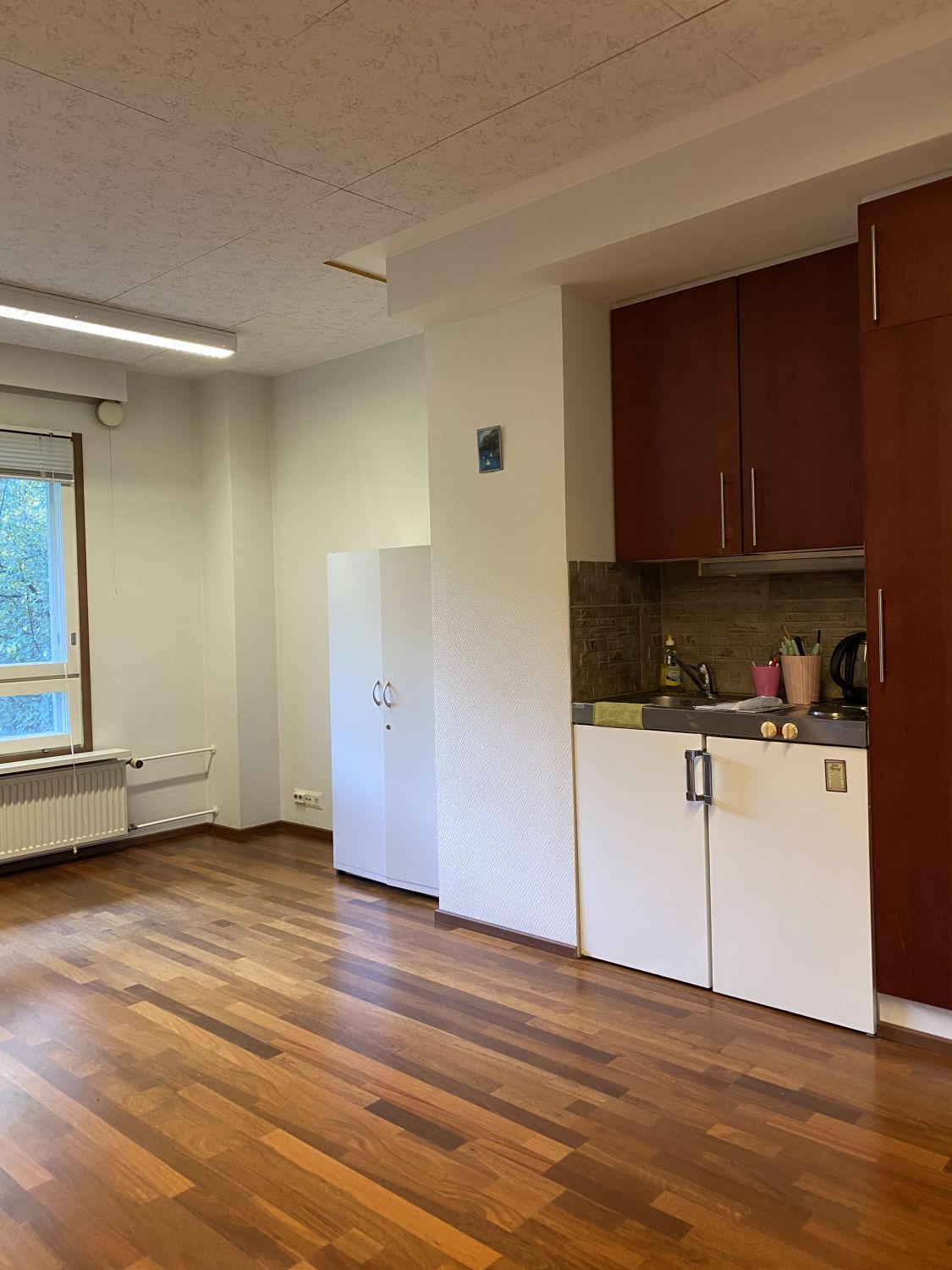 Kerhotila toimistokäyttöön. Tilassa on minikeittiö, jääkaappi, wc ja kaksi isoa ikkunaa. Tarvittaessa voidaan jättää kaksi mappikaappia, tilanjakajasermit, työpöytä ja työtuoli.