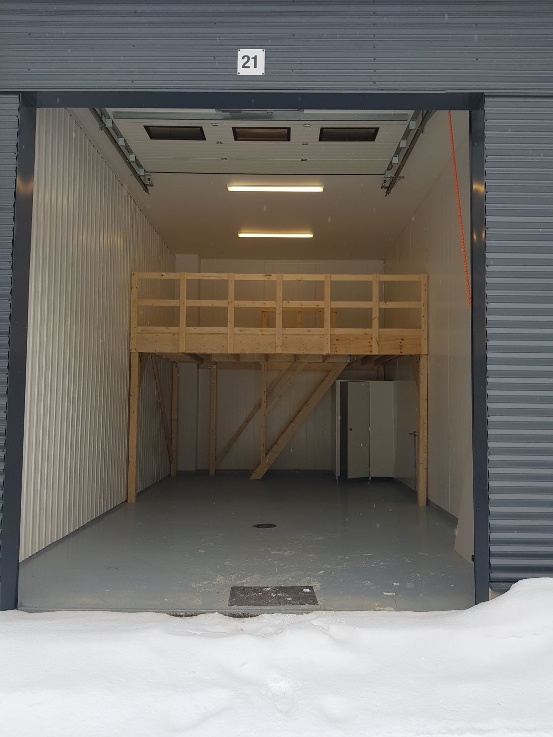 Tilakuva ulkoa sisälle päin