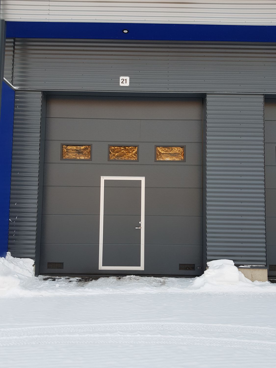 Sähköinen nosto-ovi ulkoa