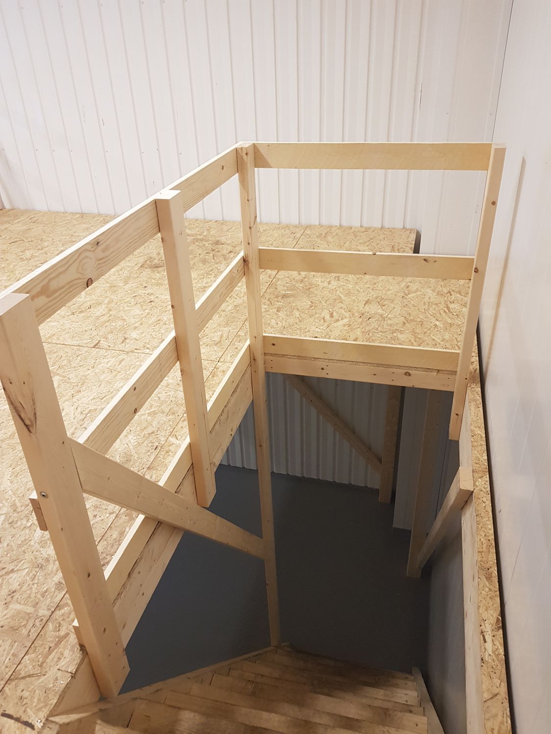 Portaat varastotasolta alas