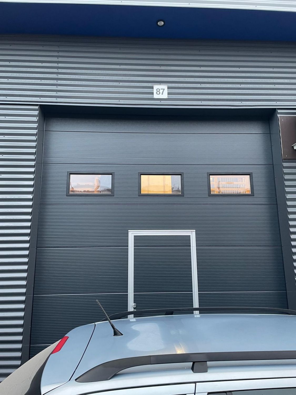 Sähköinen nosto-ovi ulkoa